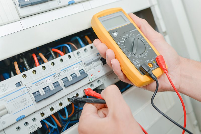 Technicien BBA Energie au travail sur un tableau électrique
