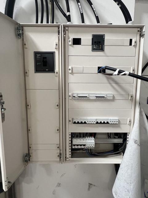 Armoire électrique tertiaire Schneider installée par BBA Energie