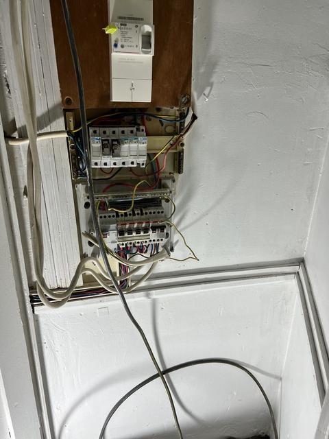 Installation électrique vétuste avant rénovation