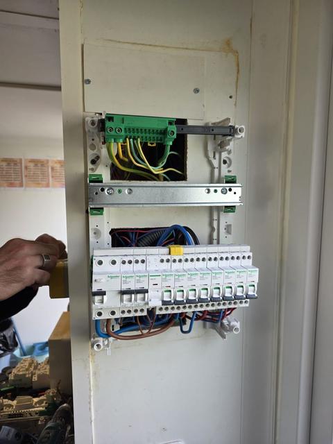 Câblage de tableau électrique en cours par BBA Energie